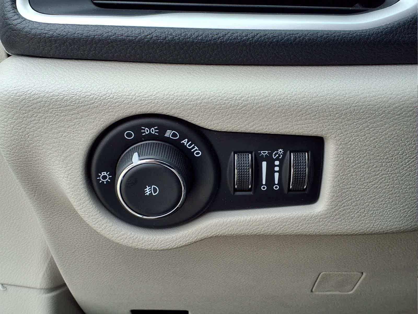 Used 2024 Chrysler Pacifica Touring-L FWD image 17
