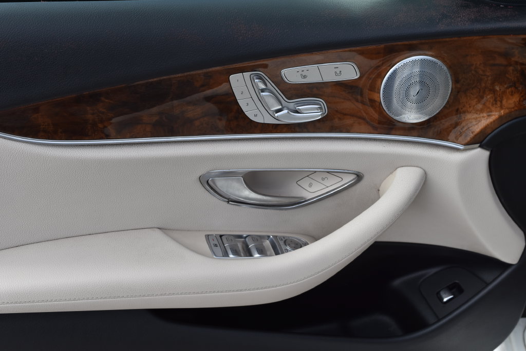 Used 2018 Mercedes-Benz E 300 4MATIC w/ Premium 2 Package (Q02) image 9
