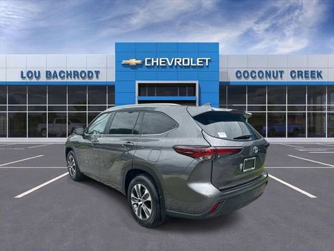 Used 2024 Toyota Highlander XLE FWD image 6