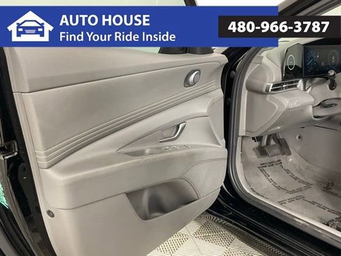 Used 2025 Hyundai Elantra SEL image 11