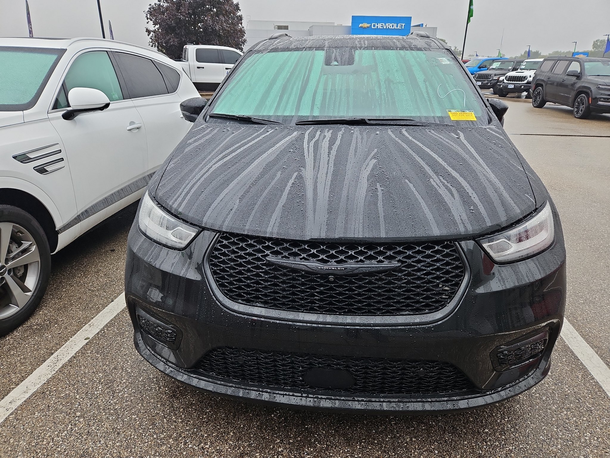 Used 2023 Chrysler Pacifica Limited w/ S Appearance Package AWD/4WD image 2