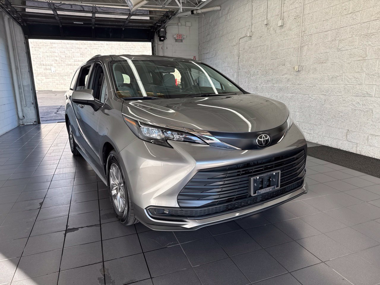 Certified 2026 Toyota Sienna LE AWD/4WD image 2