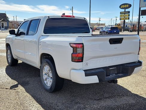 Used 2023 Nissan Frontier SV image 3