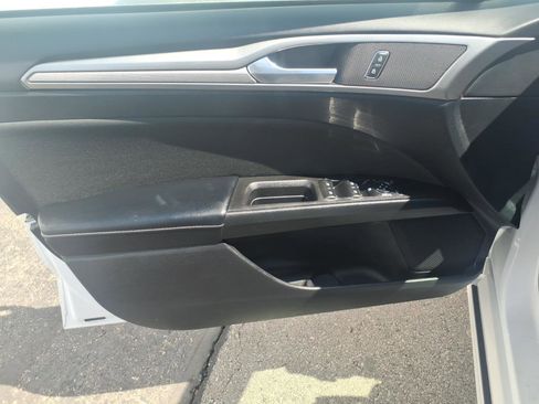 Used 2018 Ford Fusion SE w/ Fusion SE Technology Package image 11