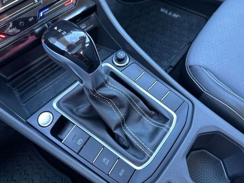 Certified 2025 Volkswagen Jetta SE w/ Sunroof Package image 28