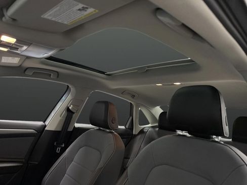 Used 2025 Volkswagen Jetta SE w/ Sunroof Package image 7