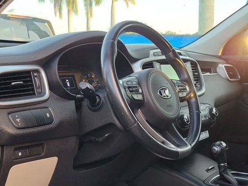 Used 2018 Kia Sorento FWD image 7