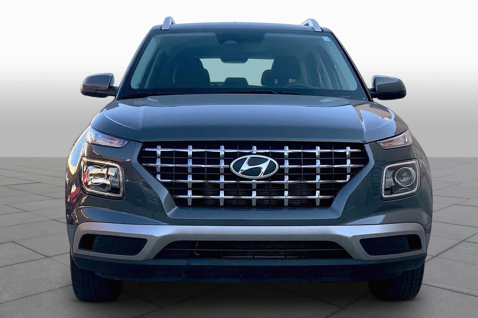 Certified 2025 Hyundai Venue SEL FWD image 4