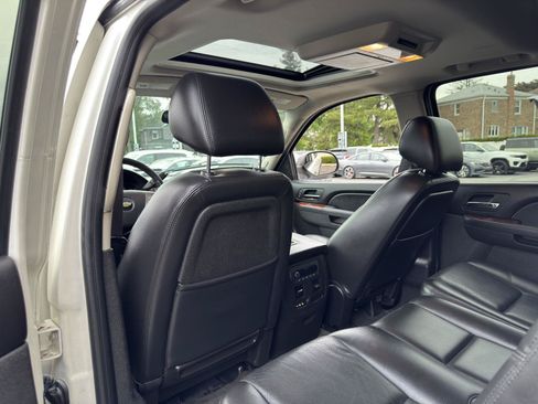 Used 2011 Chevrolet Avalanche LTZ AWD/4WD image 29