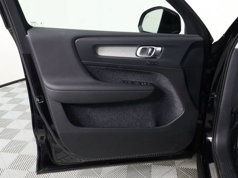 Certified 2025 Volvo XC40 B5 Plus AWD/4WD image 17