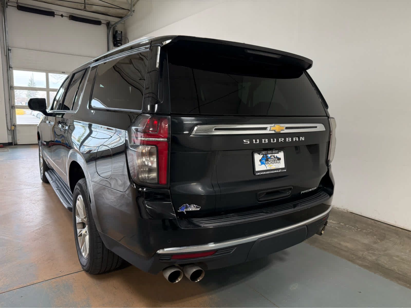 Used 2024 Chevrolet Suburban Premier AWD/4WD image 3
