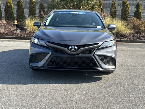 Used 2022 Toyota Camry SE image 3