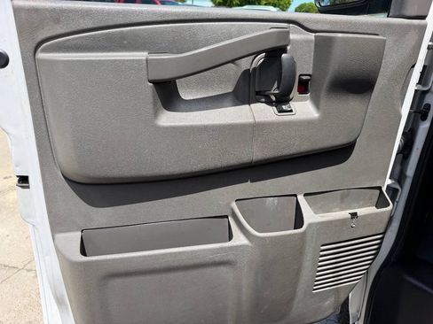 Used 2017 Chevrolet Express 3500 Extended RWD image 13