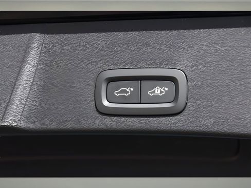 Certified 2025 Volvo XC40 B5 Plus w/ Protection Package Premier image 23