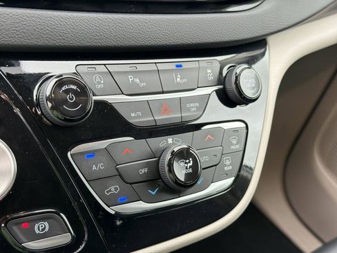 Used 2024 Chrysler Pacifica Touring-L FWD image 17