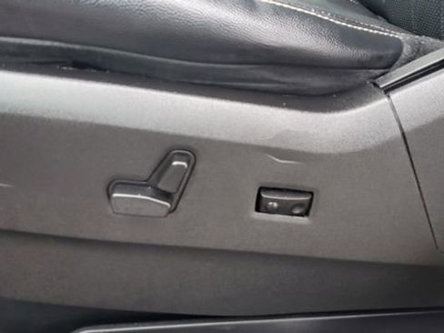 Used 2016 Chrysler Town & Country Touring-L image 19