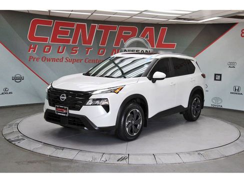 Used 2024 Nissan Rogue SV w/ SV Premium Package FWD image 2