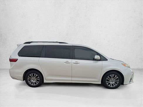Used 2019 Toyota Sienna XLE w/ XLE Navigation Package FWD image 4