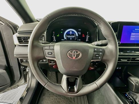 Used 2025 Toyota Camry SE FWD image 11