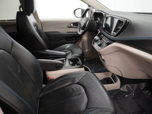 Certified 2021 Chrysler Pacifica Touring-L FWD image 45