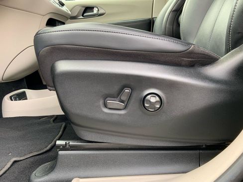 Used 2024 Chrysler Pacifica Touring-L FWD image 19