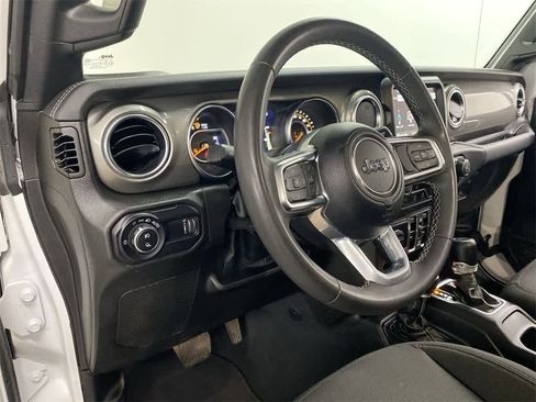 Used 2023 Jeep Gladiator Overland image 2