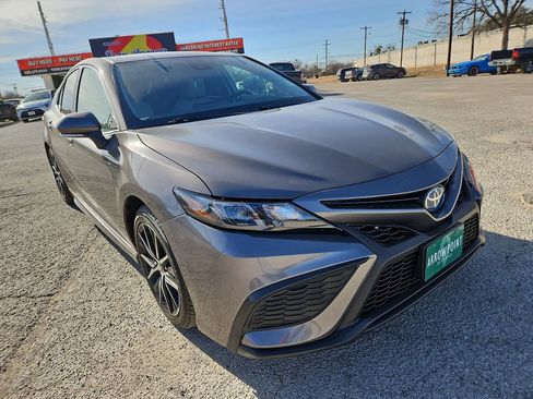 Used 2023 Toyota Camry SE image 2