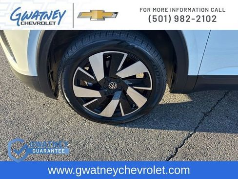 Used 2024 Volkswagen Atlas Cross Sport SE w/ Panoramic Sunroof Package image 10