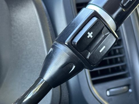 Used 2022 Nissan Titan SV image 38