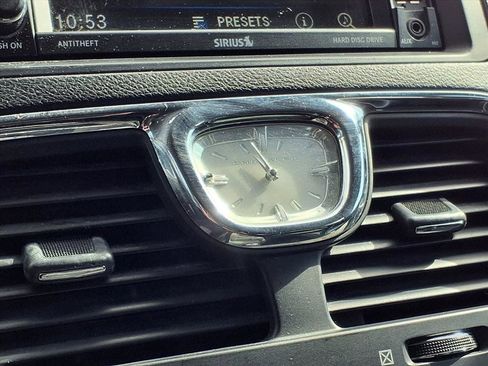 Used 2016 Chrysler Town & Country Touring image 7