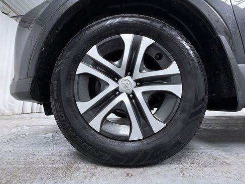 Used 2018 Toyota RAV4 LE image 14