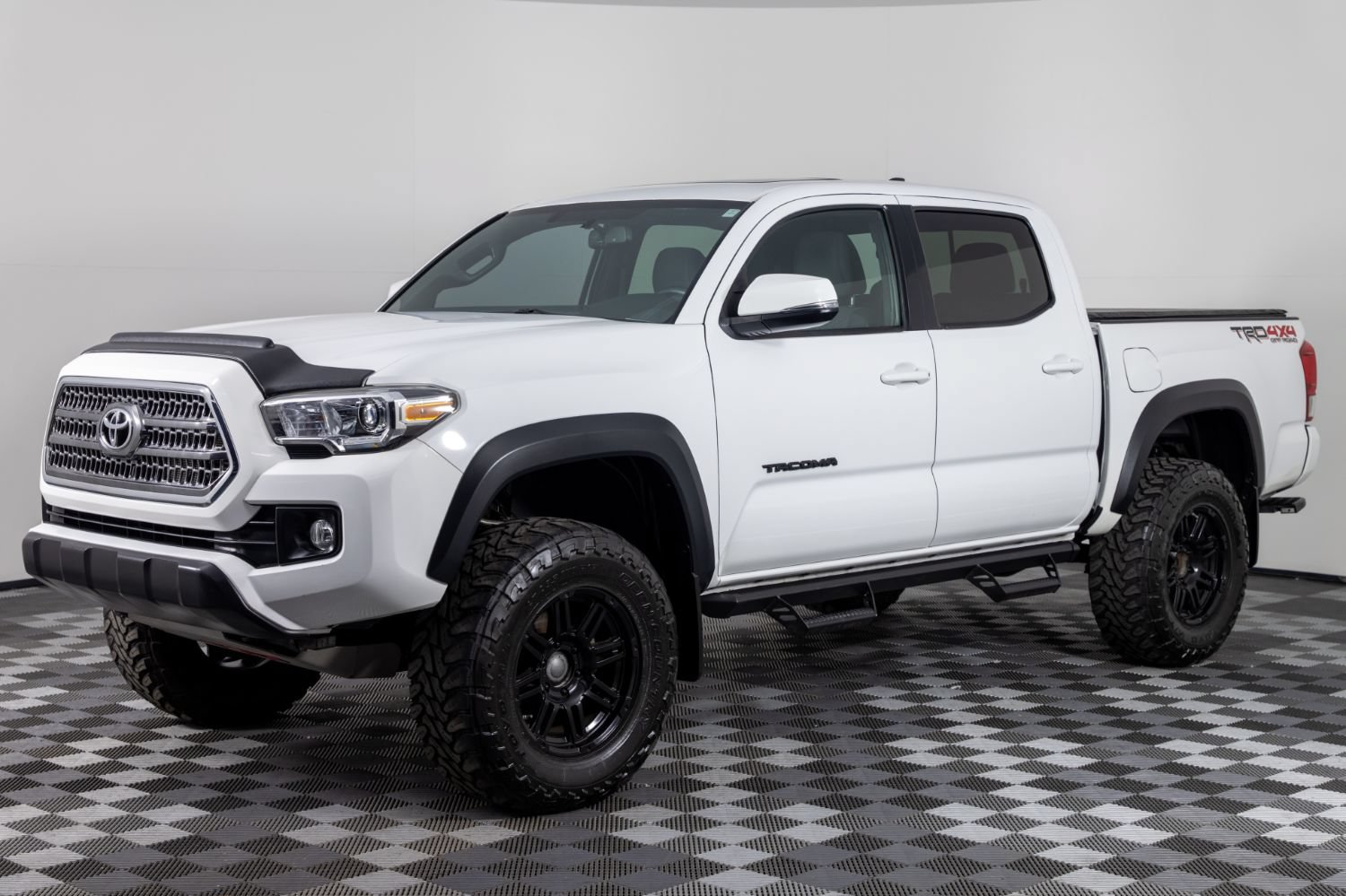 Used 2017 Toyota Tacoma TRD Off-Road w/ Premium & Technology Package AWD/4WD image 1