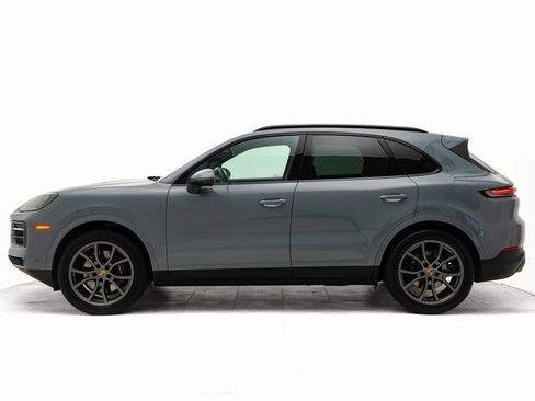 Used 2025 Porsche Cayenne image 2