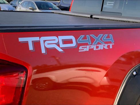 Used 2017 Toyota Tacoma TRD Sport w/ Tow Package (A/T) AWD/4WD image 10