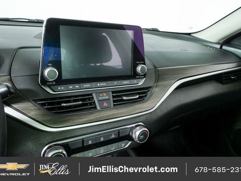 Used 2024 Nissan Altima 2.5 SV FWD image 12