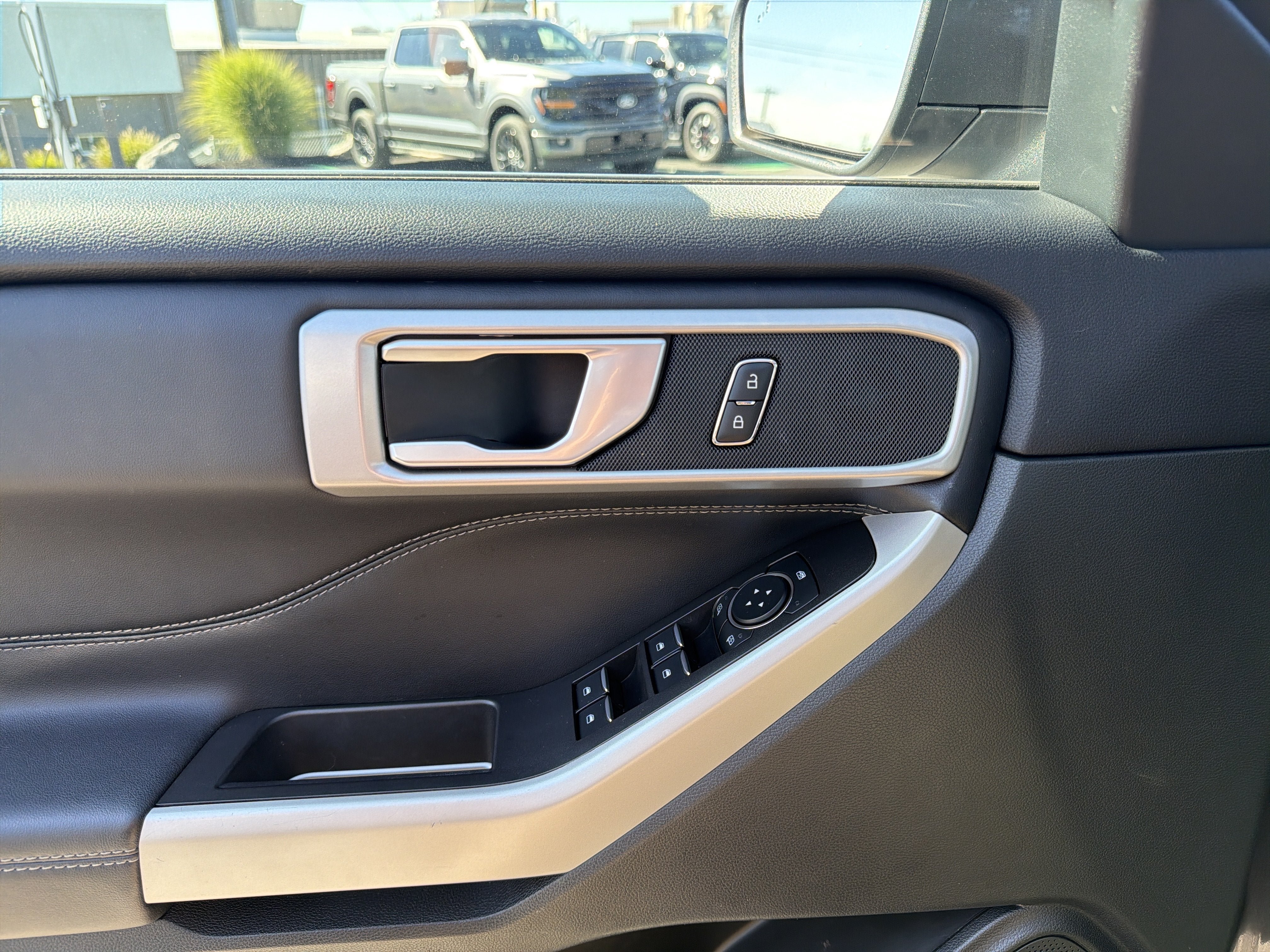 Used 2023 Ford Explorer XLT AWD/4WD image 15