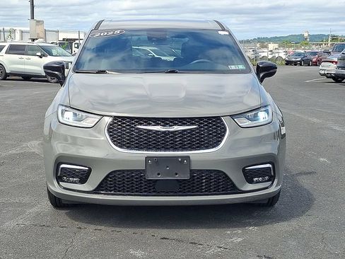 Used 2025 Chrysler Pacifica Select FWD image 2