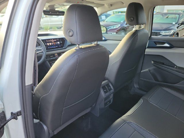 Certified 2024 Volkswagen Taos SE FWD image 9