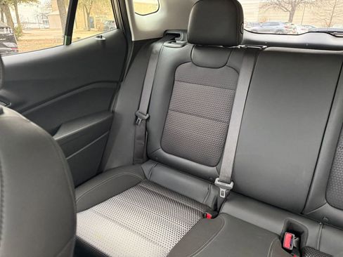 Used 2025 Chevrolet Trax LT image 39