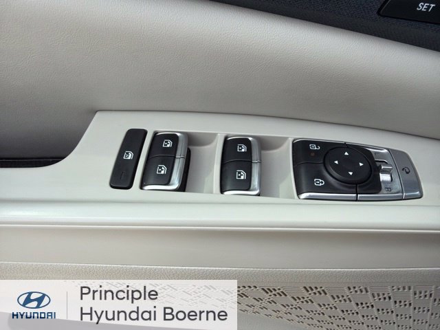 Used 2025 Kia Carnival EX FWD image 18