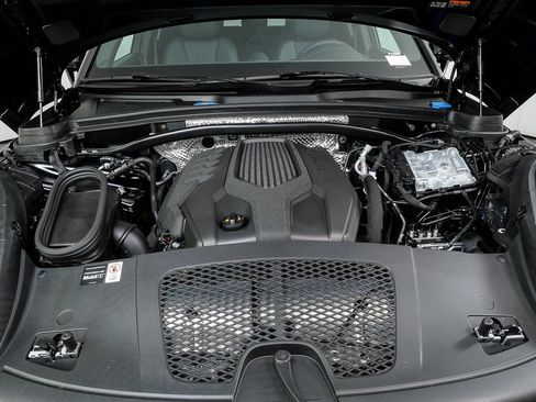 Certified 2026 Porsche Macan AWD/4WD image 36
