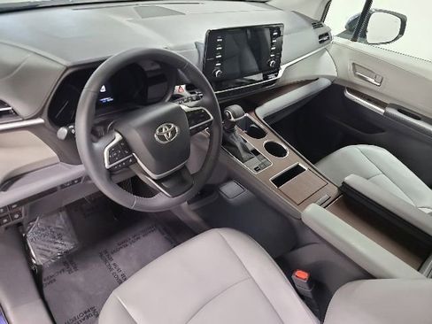 Certified 2021 Toyota Sienna XLE FWD image 23