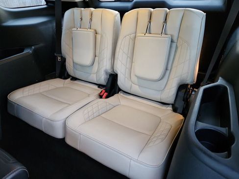 Used 2018 Ford Explorer Platinum image 18