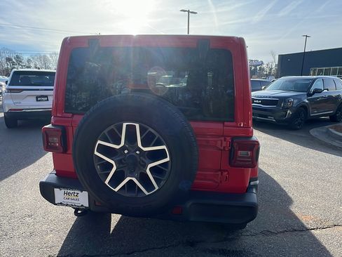 Used 2025 Jeep Wrangler Sahara image 9