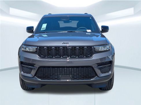 New 2025 Jeep Grand Cherokee Altitude image 10