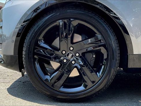 New 2025 Land Rover Discovery Dynamic SE image 14