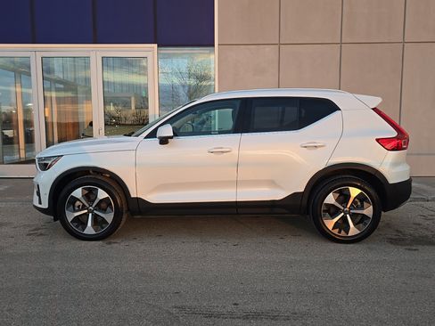 Certified 2025 Volvo XC40 B5 Plus image 3