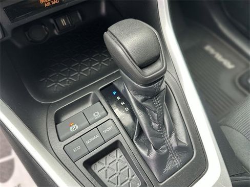 Used 2021 Toyota RAV4 LE image 21