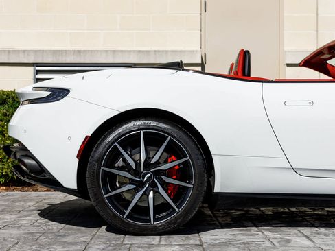 Used 2019 Aston Martin DB11 Volante image 21