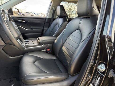 Used 2024 Toyota Highlander XLE image 27